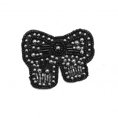 Broche em laço preto com contas e pérolas prateadas