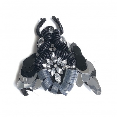 Broche de besouro com pedras e lantejoulas pretas e prateadas