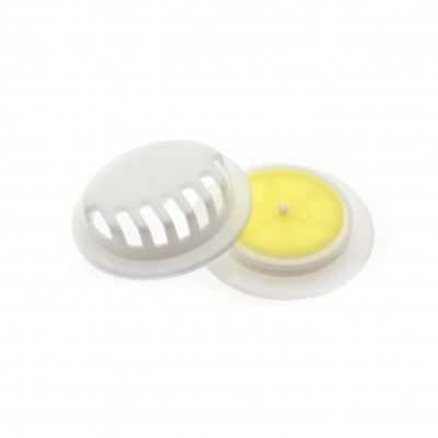 Vela amarela em suporte branco com tampa perfurada