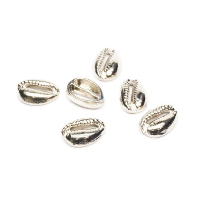 Contas em forma de concha metal prateado com detalhes texturizados.