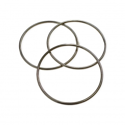 Três anéis metálicos prateados finos sobre fundo branco