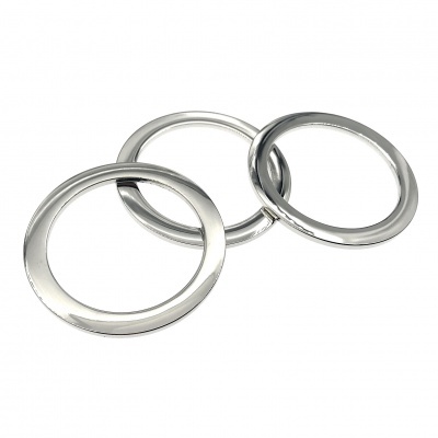 Três argolas metálicas prateadas
