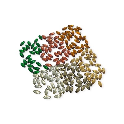 Pedras decorativas coloridas em formato navete sobre fundo branco