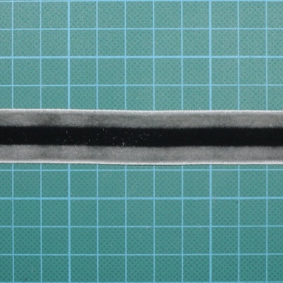 Régua transparente sobre superfície verde com padrão de grade.