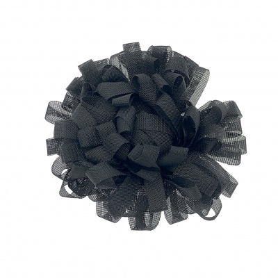 Flor decorativa preta em fita entrelaçada com textura leve e fundo branco