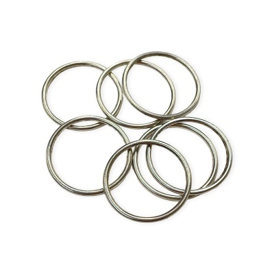 Seis argolas metálicas prateadas lisas sobre fundo branco