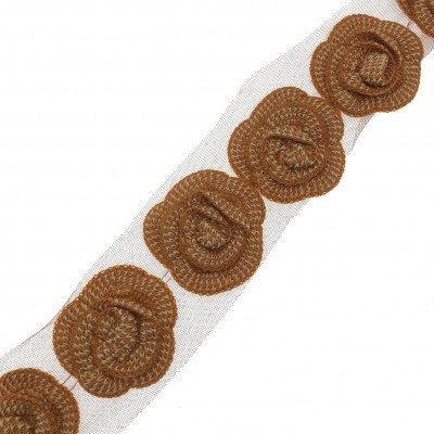 Faixa decorativa branca com flores castanhas bordadas