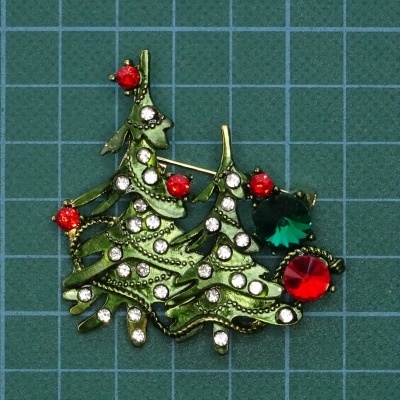 Broche de árvores de Natal com pedras brilhantes