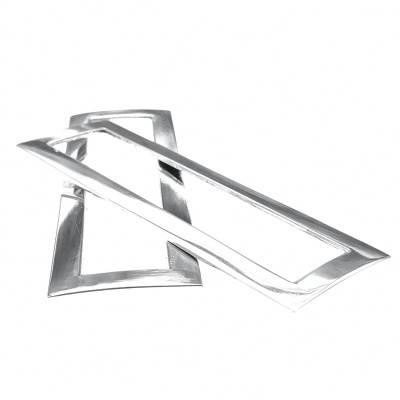 Par de molduras retangulares em metal prateado com acabamento brilhante