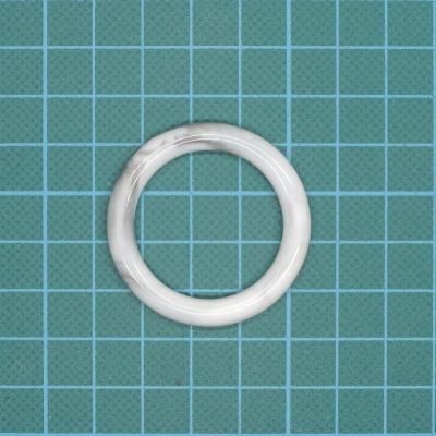 Anel circular branco sobre fundo quadriculado azul