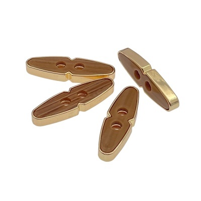 Botões de casaco de madeira clara com rebordo dourado.