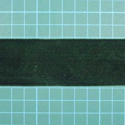 Fita preta de veludo sobre superfície azul com grelha branca