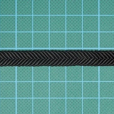 Fita preta com padrão em espinha em fundo azul com grid