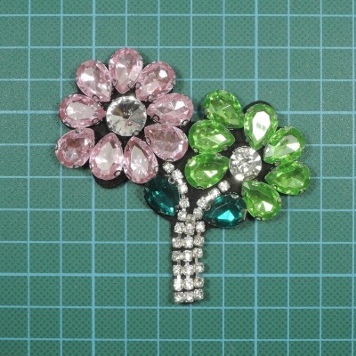 Aplicação decorativa em formato de flor com pedras coloridas