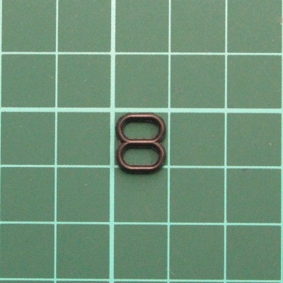 Anilha metálica preta fosca em fundo verde com grelha branca