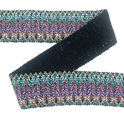 Faixa têxtil colorida com padrão zig-zag e uma face preta lisa