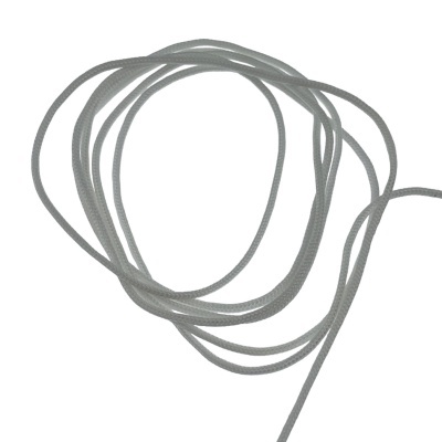 Cabo branco enrolado em laço sobre fundo branco