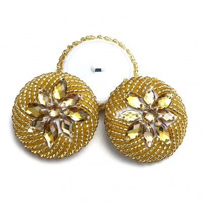 Botões dourados redondos com pedras em forma de flor