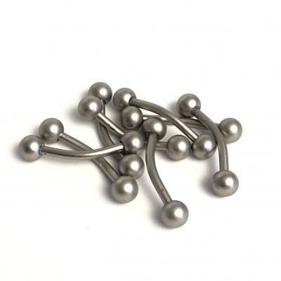 Piercings curvos em aço inoxidável prateado com bolas nas extremidades sobre fundo branco