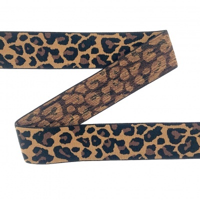 Fita decorativa com padrão de pele de leopardo em tons castanho e preto