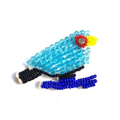 Broche de pássaro azul feito com contas pequenas coloridas