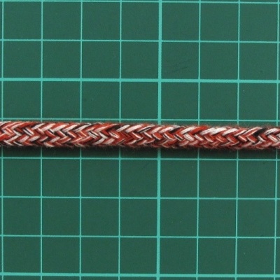 Cabo trançado colorido sobre tapete verde quadriculado