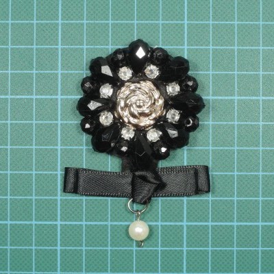 Broche flor preto e transparente com laço preto e pérola