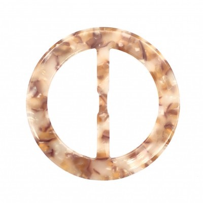 Fivela circular de plástico marmoreado em bege e castanho.