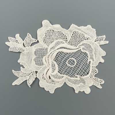 Renda branca floral com padrão delicado sobre fundo cinzento