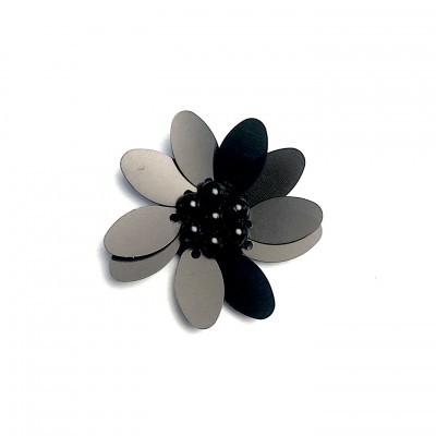 Broche flor cinza e preto com centro em esferas pretas