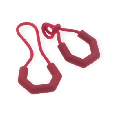Par de pegadores vermelhos com cabo de corda sobre fundo branco