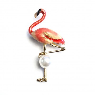 Broche flamingo metal dourado com esmalte rosa e pérola branca