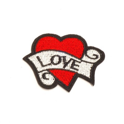 Patch bordado coração vermelho com faixa branca e a palavra LOVE