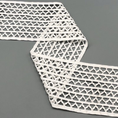 Renda branca triangular sobre fundo cinza