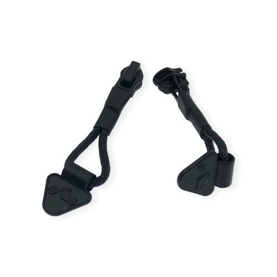 Par de tiras pretas com clipes e ponta triangular com ícone de bicicleta