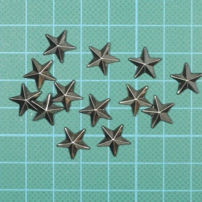 Estrelas metálicas prateadas sobre fundo quadriculado azul