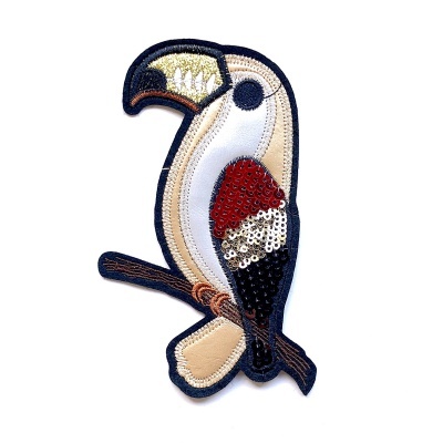 Patch bordado em forma de tucano com lantejoulas coloridas