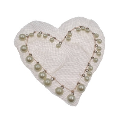 Colar de pérolas em fio dourado sobre tecido branco em forma de coração