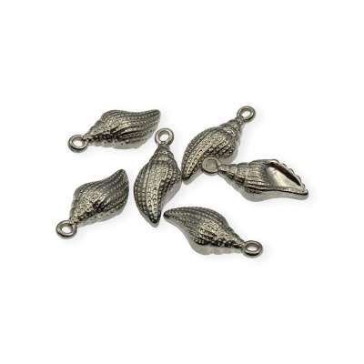 Pendentes metálicos em forma de conchas do mar sobre fundo branco