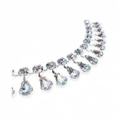 Colar prateado com pedras transparentes em forma de gotas e redondas