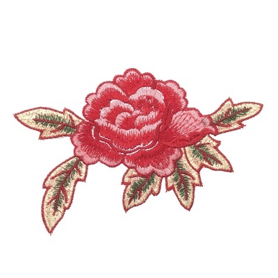 Aplicação bordada de flor vermelha com folhas verdes e bege