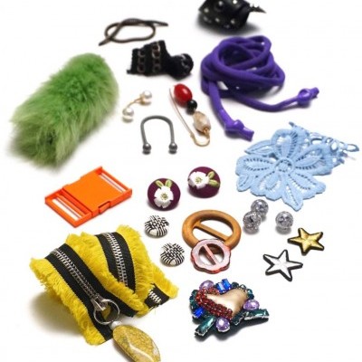 Bijuterias e acessórios variados coloridos sobre fundo branco