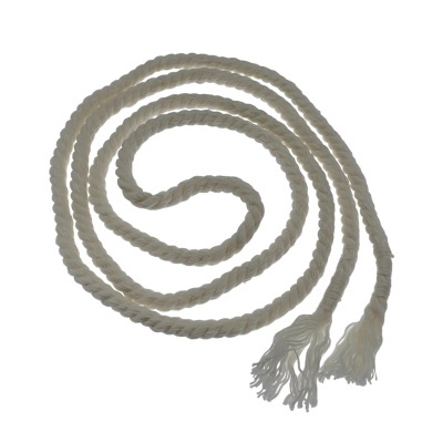 Corda branca torcida com pontas desfiadas sobre fundo branco