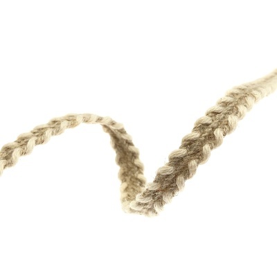 Corda torcida bege sobre fundo branco