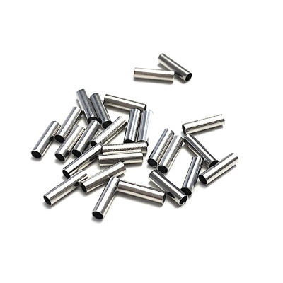 Pequenos tubos metálicos cilíndricos prateados espalhados