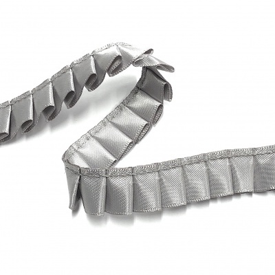 Fita plissada cinzento prateado com textura lisa e brilhante