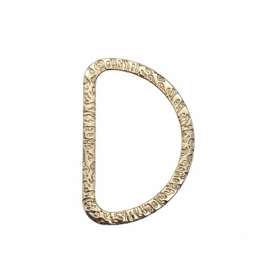 Argola metálica dourada em forma de D com padrão decorativo