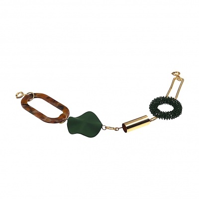 Pulseira com elos variados em padrão tartaruga castanho, peça verde, cilindro dourado e laço elástico preto