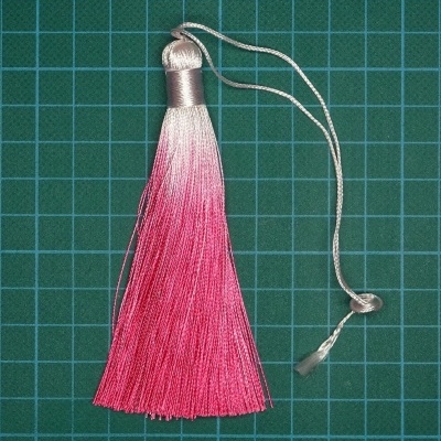 Pendente de fios de seda rosa e branco com cordão prateado