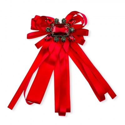 Laço decorativo vermelho com pedras brilhantes e várias fitas penduradas